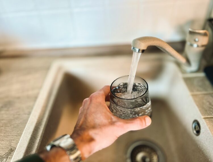 Eau du robinet, les dangers à savoir